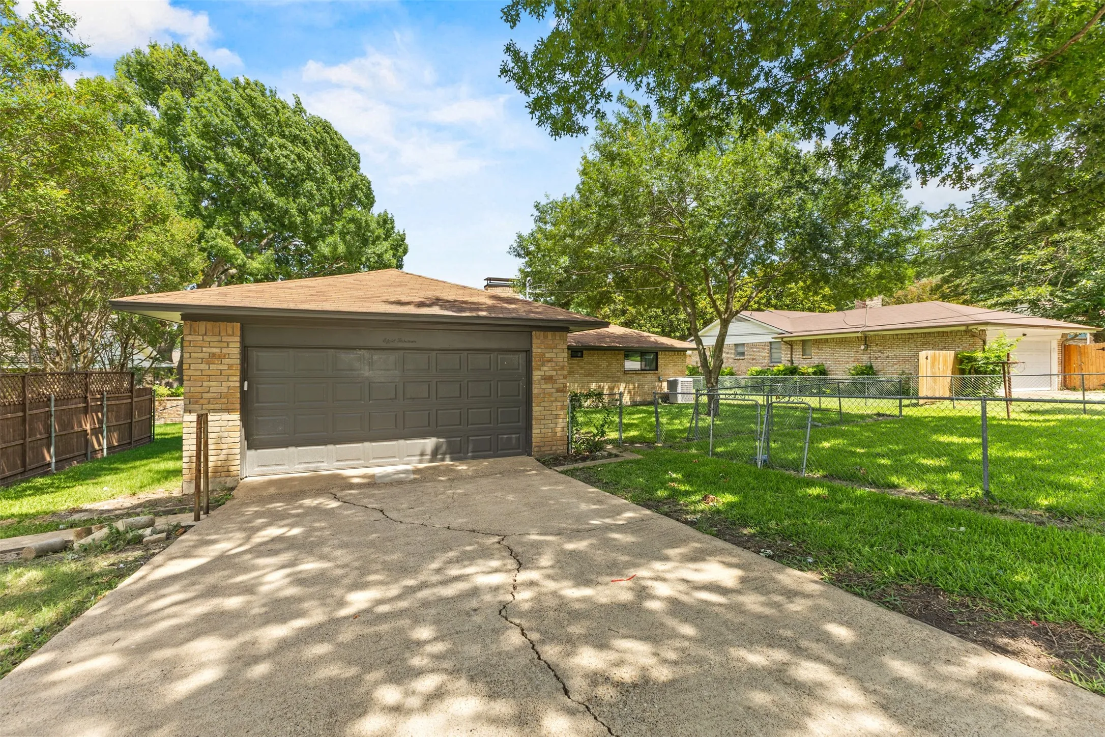 Single Family Residence For Sale in Dallas County , 813 Misty Glen Drive, De Soto, Texas 75115, 3 Bedroom, 3 Bathroom, 2 Garage spaces, 1,742 Sqft, built in 1967, mls#21298078, Real Estate Agent in De Soto, Homes For Sale in Dallas county, Homes For Sale in De Soto, Realtor in De Soto Texas, Real Estate Brokerage Independent Realty Texas, Luminita Cordes Realtor