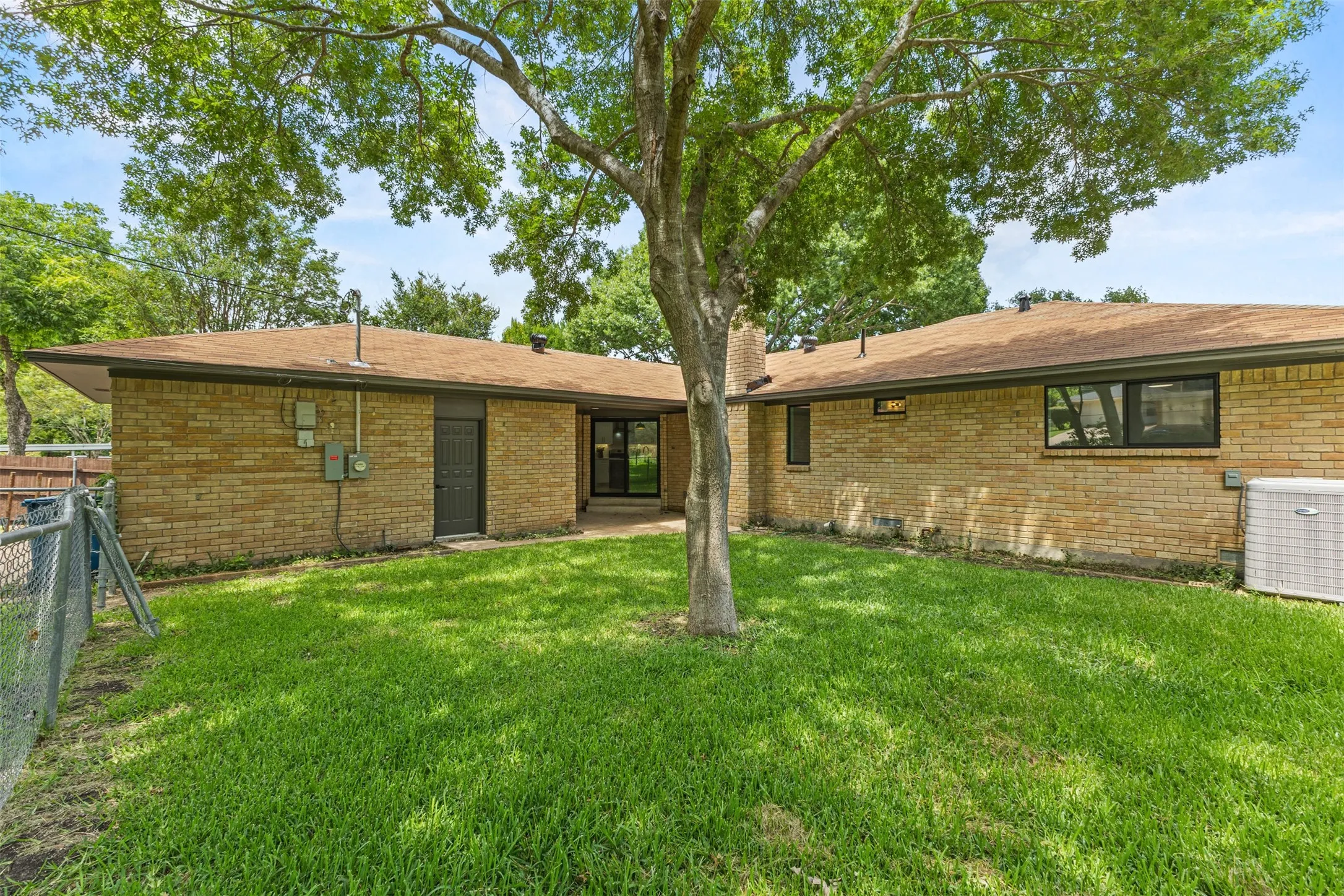 Single Family Residence For Sale in Dallas County , 813 Misty Glen Drive, De Soto, Texas 75115, 3 Bedroom, 3 Bathroom, 2 Garage spaces, 1,742 Sqft, built in 1967, mls#21298078, Real Estate Agent in De Soto, Homes For Sale in Dallas county, Homes For Sale in De Soto, Realtor in De Soto Texas, Real Estate Brokerage Independent Realty Texas, Luminita Cordes Realtor
