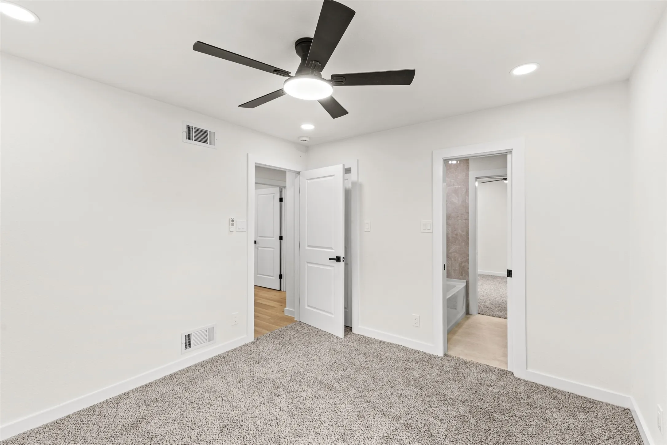 Single Family Residence For Sale in Dallas County , 813 Misty Glen Drive, De Soto, Texas 75115, 3 Bedroom, 3 Bathroom, 2 Garage spaces, 1,742 Sqft, built in 1967, mls#21298078, Real Estate Agent in De Soto, Homes For Sale in Dallas county, Homes For Sale in De Soto, Realtor in De Soto Texas, Real Estate Brokerage Independent Realty Texas, Luminita Cordes Realtor