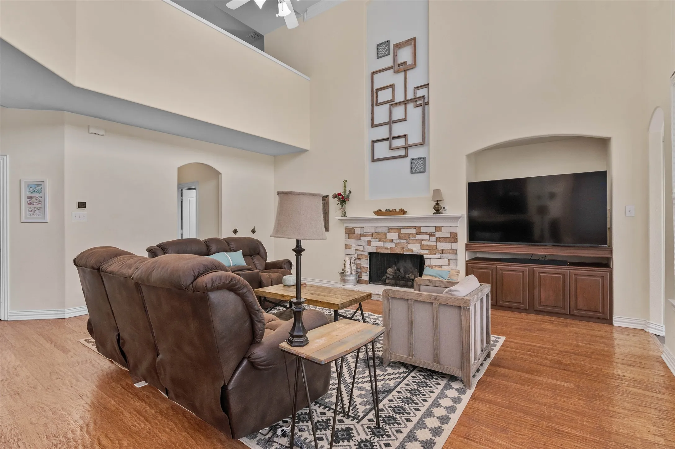 Single Family Residence For Sale in Denton County , 1100 Durango Circle, Shady Shores, Texas 76208, 4 Bedroom, 5 Bathroom, 3 Garage spaces, 4,001 Sqft, built in 2005, Price $698,000, mls#21298138, Real Estate Agent in Shady Shores, Homes For Sale in Denton county, Homes For Sale in Shady Shores, Realtor in Shady Shores Texas, Real Estate Brokerage Independent Realty Texas, Luminita Cordes Realtor
