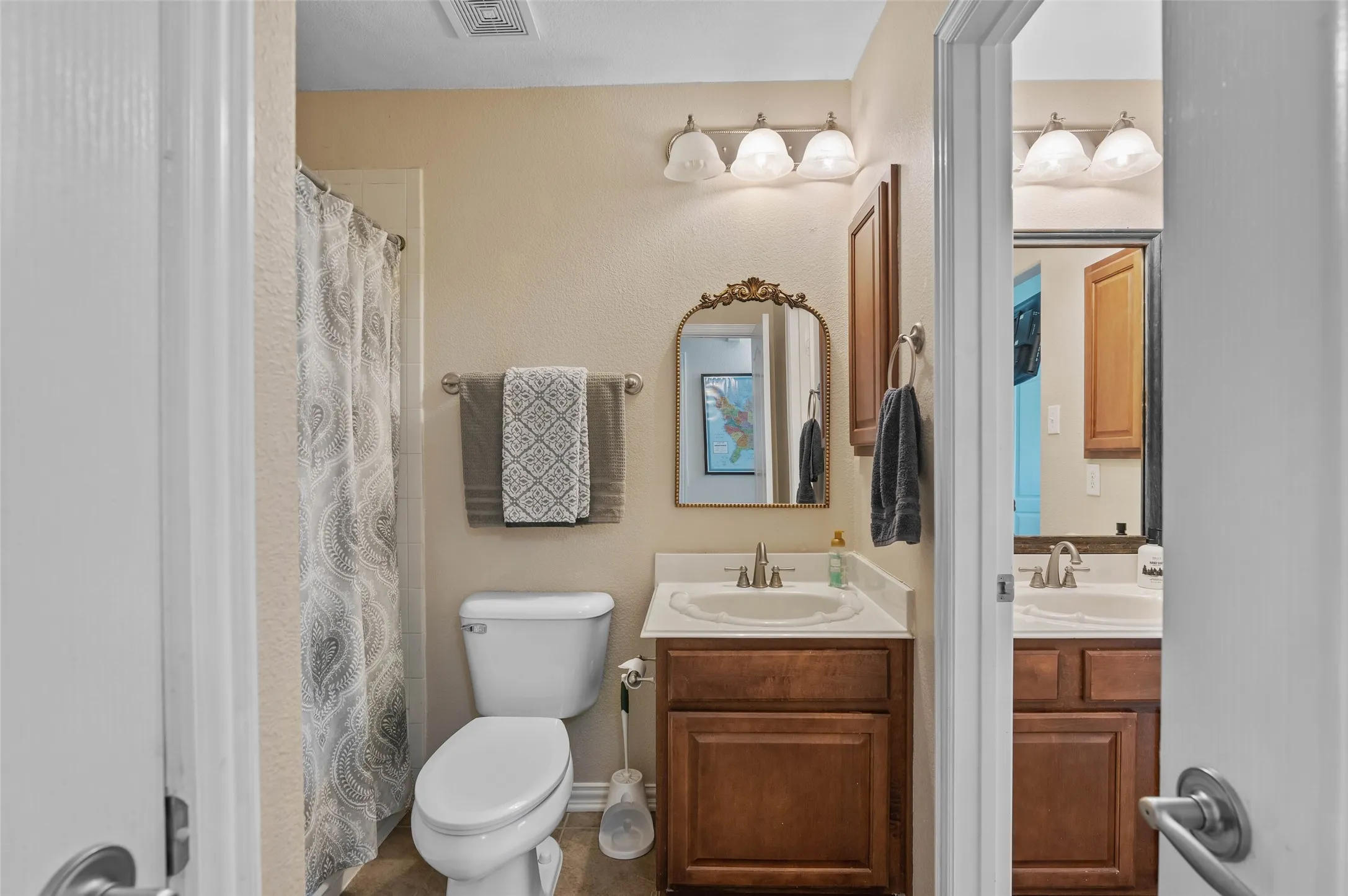 Single Family Residence For Sale in Denton County , 1100 Durango Circle, Shady Shores, Texas 76208, 4 Bedroom, 5 Bathroom, 3 Garage spaces, 4,001 Sqft, built in 2005, Price $698,000, mls#21298138, Real Estate Agent in Shady Shores, Homes For Sale in Denton county, Homes For Sale in Shady Shores, Realtor in Shady Shores Texas, Real Estate Brokerage Independent Realty Texas, Luminita Cordes Realtor
