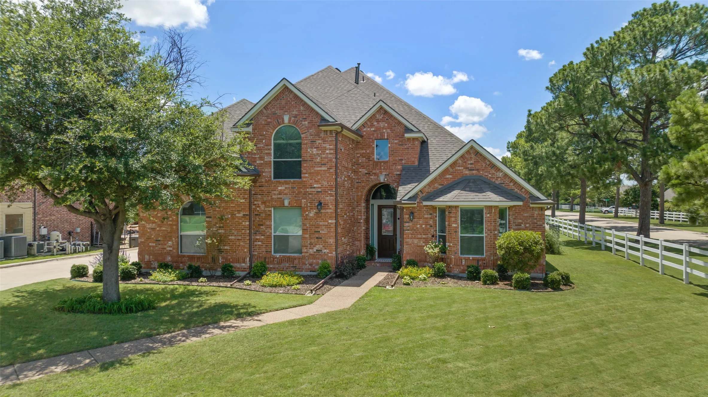 Single Family Residence For Sale in Denton County , 1100 Durango Circle, Shady Shores, Texas 76208, 4 Bedroom, 5 Bathroom, 3 Garage spaces, 4,001 Sqft, built in 2005, Price $698,000, mls#21298138, Real Estate Agent in Shady Shores, Homes For Sale in Denton county, Homes For Sale in Shady Shores, Realtor in Shady Shores Texas, Real Estate Brokerage Independent Realty Texas, Luminita Cordes Realtor