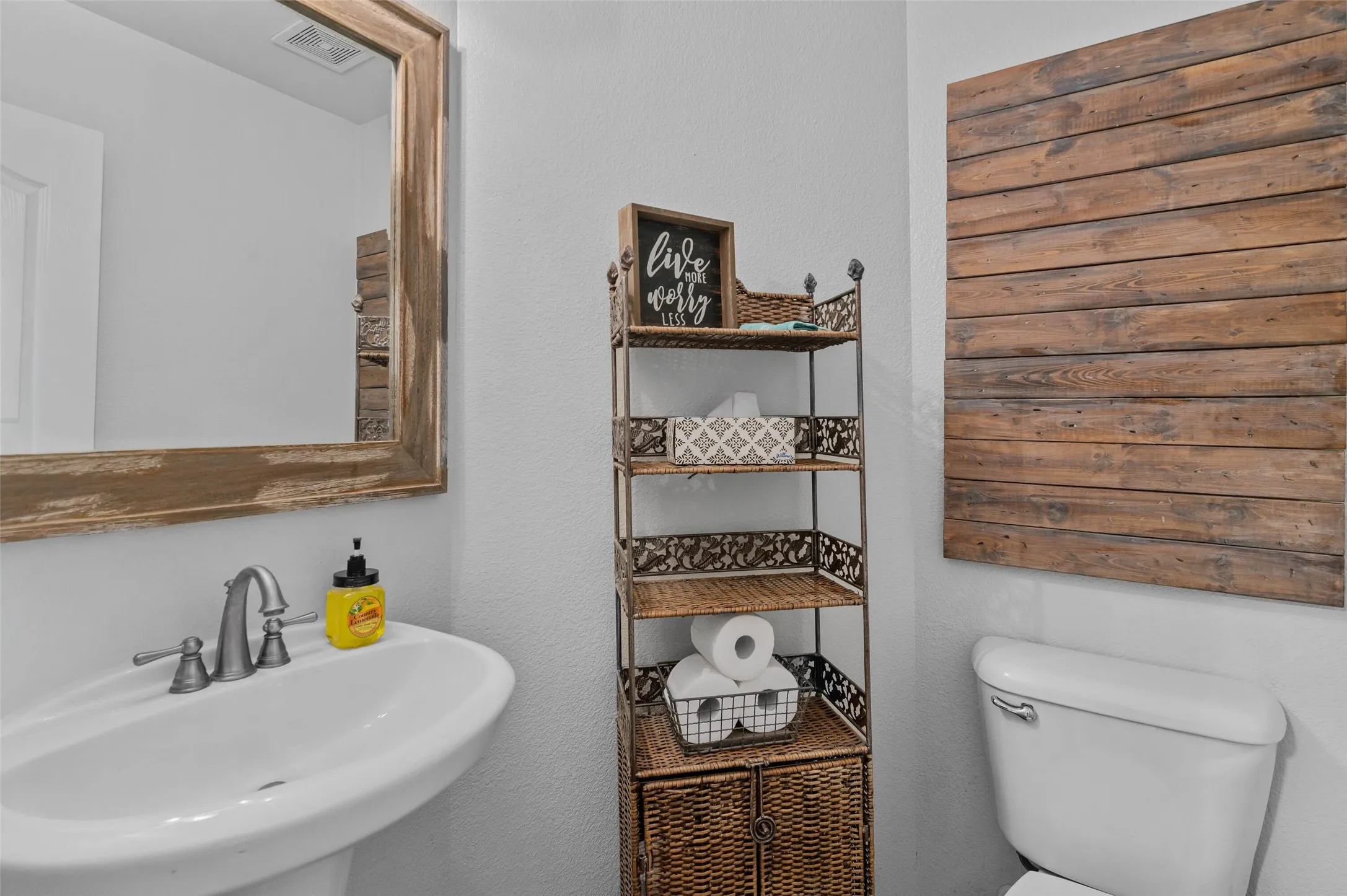 Single Family Residence For Sale in Denton County , 1100 Durango Circle, Shady Shores, Texas 76208, 4 Bedroom, 5 Bathroom, 3 Garage spaces, 4,001 Sqft, built in 2005, Price $698,000, mls#21298138, Real Estate Agent in Shady Shores, Homes For Sale in Denton county, Homes For Sale in Shady Shores, Realtor in Shady Shores Texas, Real Estate Brokerage Independent Realty Texas, Luminita Cordes Realtor