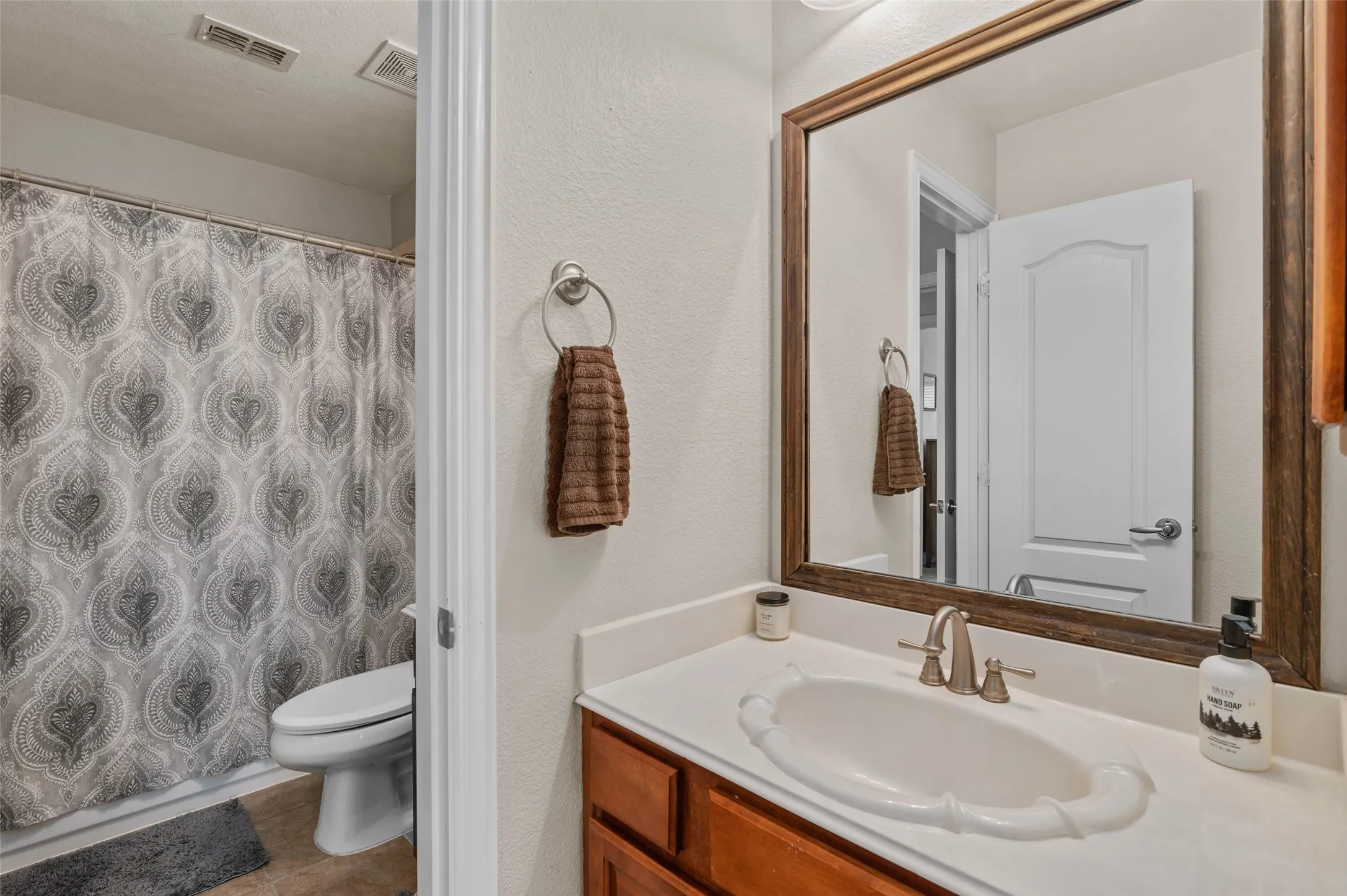 Single Family Residence For Sale in Denton County , 1100 Durango Circle, Shady Shores, Texas 76208, 4 Bedroom, 5 Bathroom, 3 Garage spaces, 4,001 Sqft, built in 2005, Price $698,000, mls#21298138, Real Estate Agent in Shady Shores, Homes For Sale in Denton county, Homes For Sale in Shady Shores, Realtor in Shady Shores Texas, Real Estate Brokerage Independent Realty Texas, Luminita Cordes Realtor