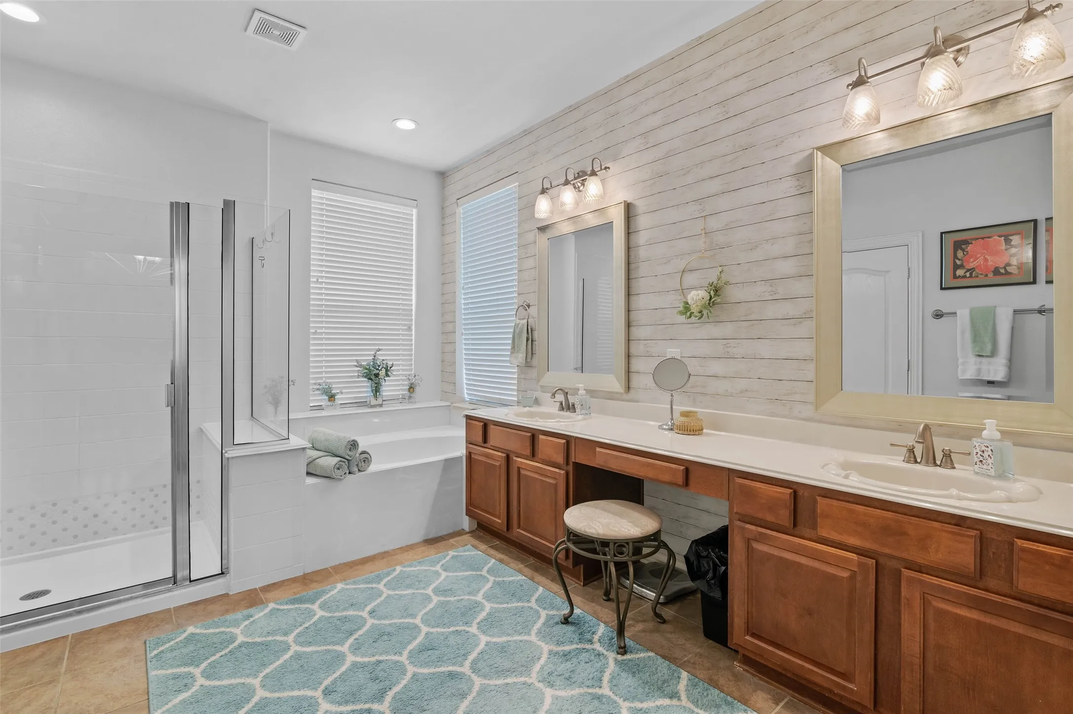 Single Family Residence For Sale in Denton County , 1100 Durango Circle, Shady Shores, Texas 76208, 4 Bedroom, 5 Bathroom, 3 Garage spaces, 4,001 Sqft, built in 2005, Price $698,000, mls#21298138, Real Estate Agent in Shady Shores, Homes For Sale in Denton county, Homes For Sale in Shady Shores, Realtor in Shady Shores Texas, Real Estate Brokerage Independent Realty Texas, Luminita Cordes Realtor