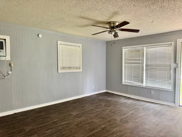 Single Family Residence For Sale in Red River (TX) County , 805 W 3rd Street, Clarksville, Texas 75426, 3 Bedroom, 1 Bathroom, Garage spaces, 1,170 Sqft, built in 1961, mls#21298147, Real Estate Agent in Clarksville, Homes For Sale in Red River (TX) county, Homes For Sale in Clarksville, Realtor in Clarksville Texas, Real Estate Brokerage Independent Realty Texas, Luminita Cordes Realtor