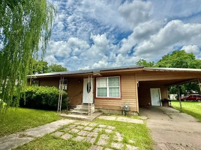 Single Family Residence For Sale in Red River (TX) County , 805 W 3rd Street, Clarksville, Texas 75426, 3 Bedroom, 1 Bathroom, Garage spaces, 1,170 Sqft, built in 1961, mls#21298147, Real Estate Agent in Clarksville, Homes For Sale in Red River (TX) county, Homes For Sale in Clarksville, Realtor in Clarksville Texas, Real Estate Brokerage Independent Realty Texas, Luminita Cordes Realtor