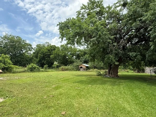 Single Family Residence For Sale in Red River (TX) County , 805 W 3rd Street, Clarksville, Texas 75426, 3 Bedroom, 1 Bathroom, Garage spaces, 1,170 Sqft, built in 1961, mls#21298147, Real Estate Agent in Clarksville, Homes For Sale in Red River (TX) county, Homes For Sale in Clarksville, Realtor in Clarksville Texas, Real Estate Brokerage Independent Realty Texas, Luminita Cordes Realtor