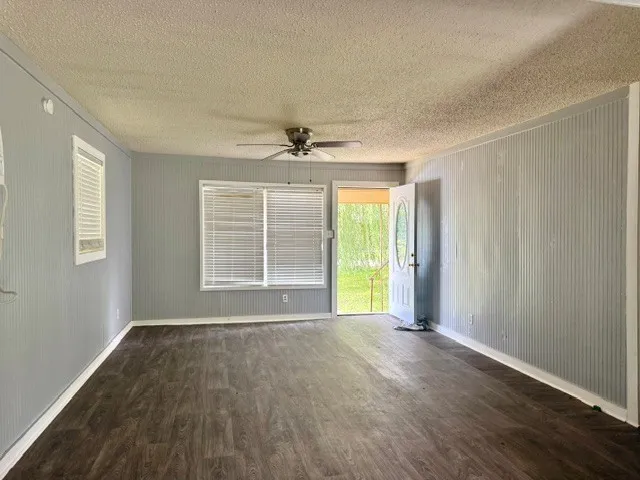 Single Family Residence For Sale in Red River (TX) County , 805 W 3rd Street, Clarksville, Texas 75426, 3 Bedroom, 1 Bathroom, Garage spaces, 1,170 Sqft, built in 1961, mls#21298147, Real Estate Agent in Clarksville, Homes For Sale in Red River (TX) county, Homes For Sale in Clarksville, Realtor in Clarksville Texas, Real Estate Brokerage Independent Realty Texas, Luminita Cordes Realtor