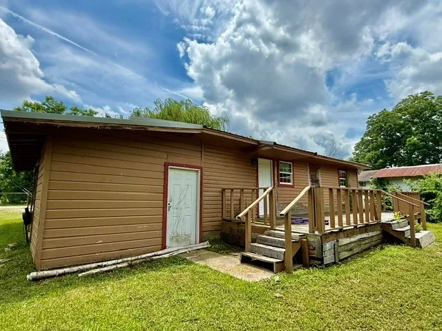 Single Family Residence For Sale in Red River (TX) County , 805 W 3rd Street, Clarksville, Texas 75426, 3 Bedroom, 1 Bathroom, Garage spaces, 1,170 Sqft, built in 1961, mls#21298147, Real Estate Agent in Clarksville, Homes For Sale in Red River (TX) county, Homes For Sale in Clarksville, Realtor in Clarksville Texas, Real Estate Brokerage Independent Realty Texas, Luminita Cordes Realtor
