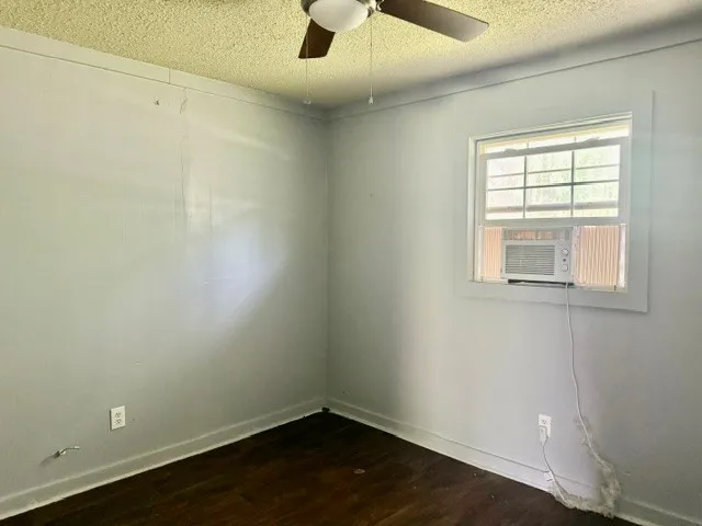 Single Family Residence For Sale in Red River (TX) County , 805 W 3rd Street, Clarksville, Texas 75426, 3 Bedroom, 1 Bathroom, Garage spaces, 1,170 Sqft, built in 1961, mls#21298147, Real Estate Agent in Clarksville, Homes For Sale in Red River (TX) county, Homes For Sale in Clarksville, Realtor in Clarksville Texas, Real Estate Brokerage Independent Realty Texas, Luminita Cordes Realtor