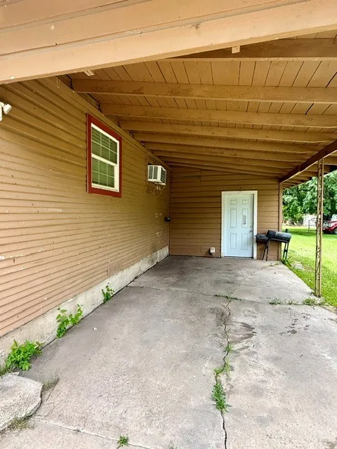 Single Family Residence For Sale in Red River (TX) County , 805 W 3rd Street, Clarksville, Texas 75426, 3 Bedroom, 1 Bathroom, Garage spaces, 1,170 Sqft, built in 1961, mls#21298147, Real Estate Agent in Clarksville, Homes For Sale in Red River (TX) county, Homes For Sale in Clarksville, Realtor in Clarksville Texas, Real Estate Brokerage Independent Realty Texas, Luminita Cordes Realtor
