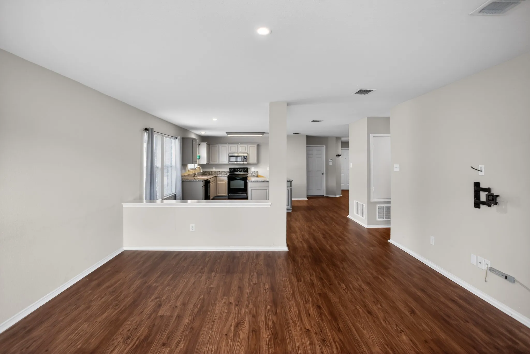 Single Family Residence For Sale in Tarrant County , 4140 Silverwood Trail, Fort Worth, Texas 76244, 4 Bedroom, 2 Bathroom, 2 Garage spaces, 1,830 Sqft, built in 2006, mls#21298167, Real Estate Agent in Fort Worth, Homes For Sale in Tarrant county, Homes For Sale in Fort Worth, Realtor in Fort Worth Texas, Real Estate Brokerage Independent Realty Texas, Luminita Cordes Realtor