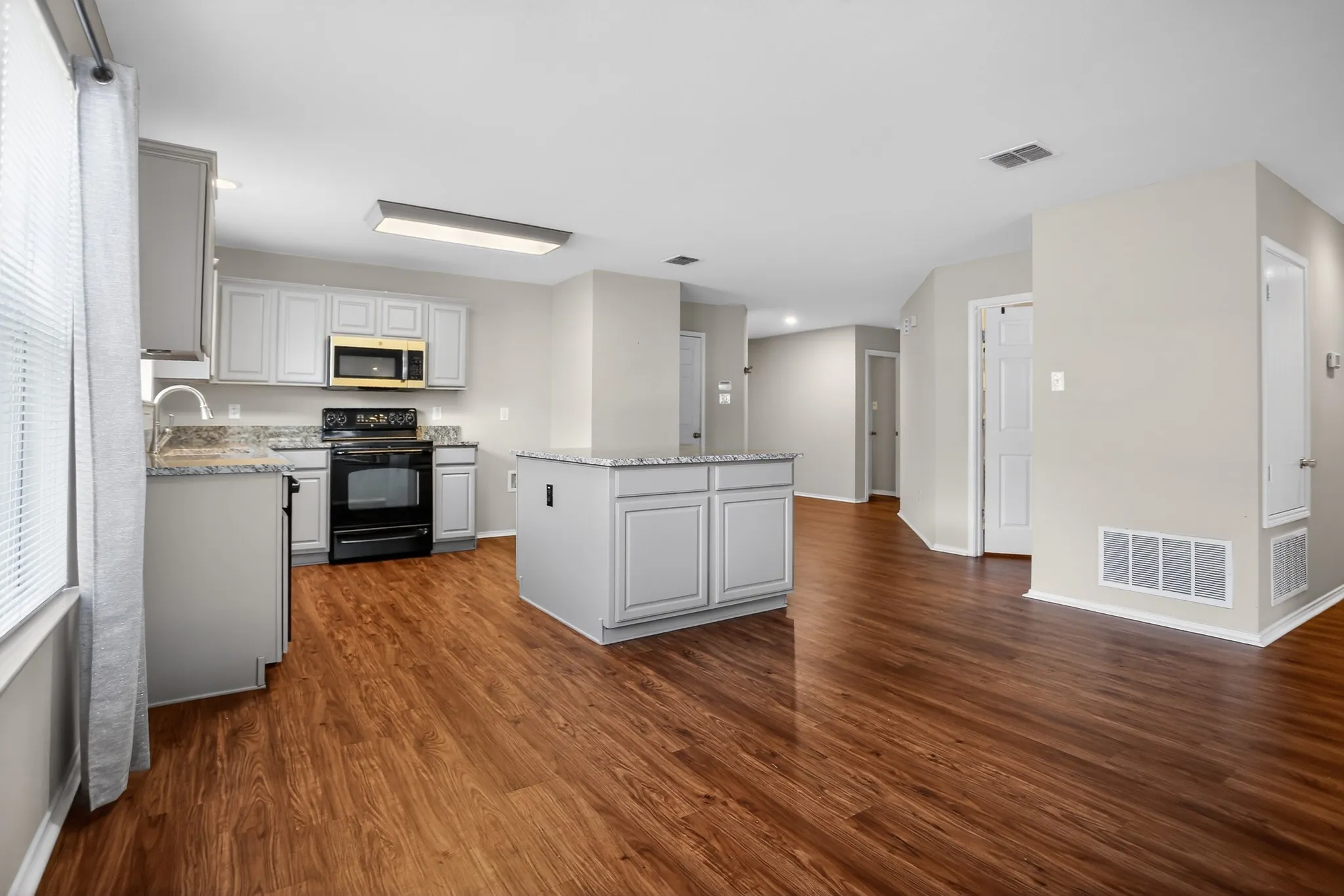 Single Family Residence For Sale in Tarrant County , 4140 Silverwood Trail, Fort Worth, Texas 76244, 4 Bedroom, 2 Bathroom, 2 Garage spaces, 1,830 Sqft, built in 2006, mls#21298167, Real Estate Agent in Fort Worth, Homes For Sale in Tarrant county, Homes For Sale in Fort Worth, Realtor in Fort Worth Texas, Real Estate Brokerage Independent Realty Texas, Luminita Cordes Realtor