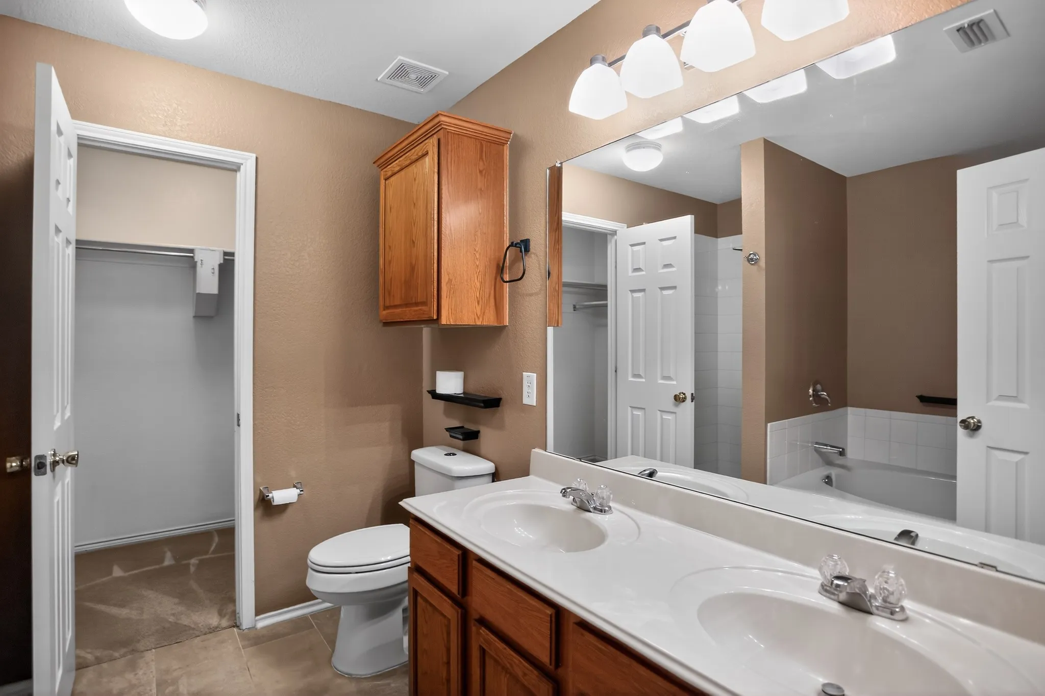 Single Family Residence For Sale in Tarrant County , 4140 Silverwood Trail, Fort Worth, Texas 76244, 4 Bedroom, 2 Bathroom, 2 Garage spaces, 1,830 Sqft, built in 2006, mls#21298167, Real Estate Agent in Fort Worth, Homes For Sale in Tarrant county, Homes For Sale in Fort Worth, Realtor in Fort Worth Texas, Real Estate Brokerage Independent Realty Texas, Luminita Cordes Realtor
