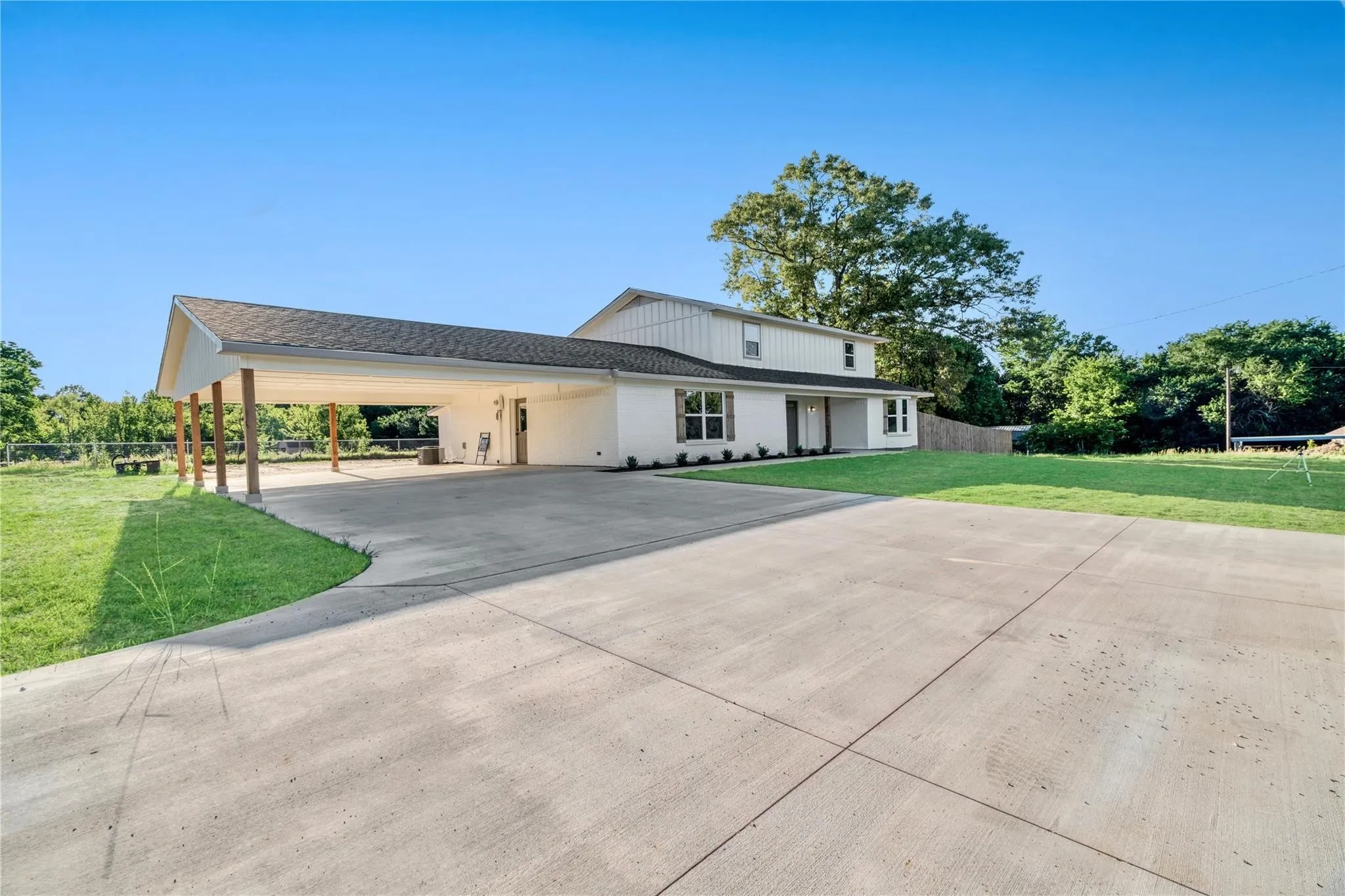 Single Family Residence For Sale in Lamar County , 670 County Road 44050, Powderly, Texas 75473, 4 Bedroom, 3 Bathroom, Garage spaces, 2,700 Sqft, built in 1980, mls#21297640, Real Estate Agent in Powderly, Homes For Sale in Lamar county, Homes For Sale in Powderly, Realtor in Powderly Texas, Real Estate Brokerage Independent Realty Texas, Luminita Cordes Realtor