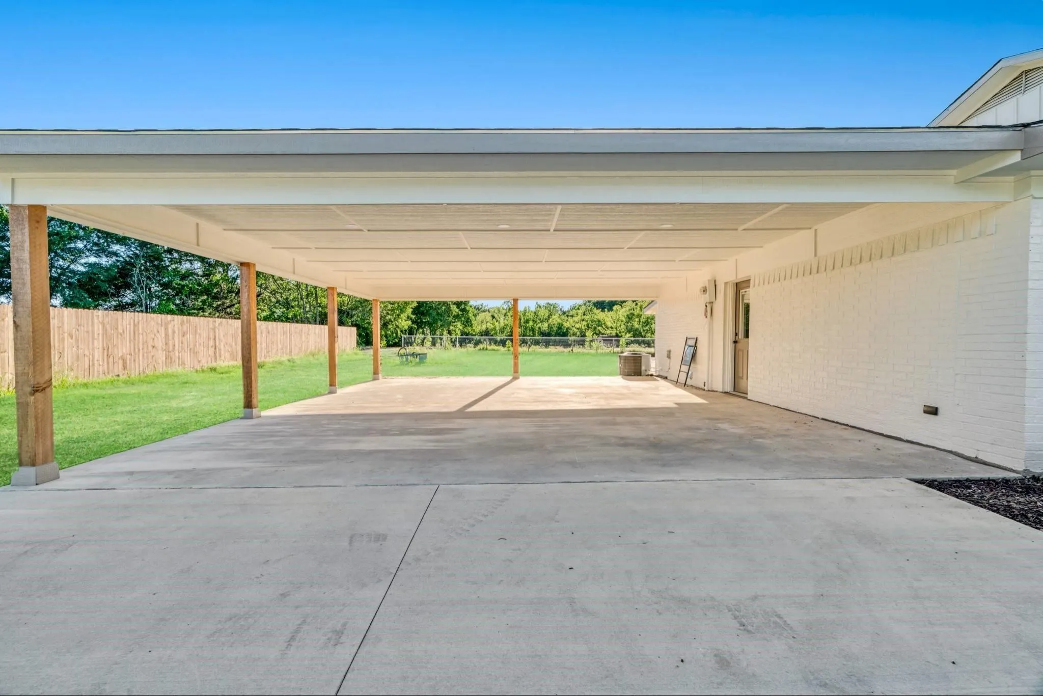 Single Family Residence For Sale in Lamar County , 670 County Road 44050, Powderly, Texas 75473, 4 Bedroom, 3 Bathroom, Garage spaces, 2,700 Sqft, built in 1980, mls#21297640, Real Estate Agent in Powderly, Homes For Sale in Lamar county, Homes For Sale in Powderly, Realtor in Powderly Texas, Real Estate Brokerage Independent Realty Texas, Luminita Cordes Realtor