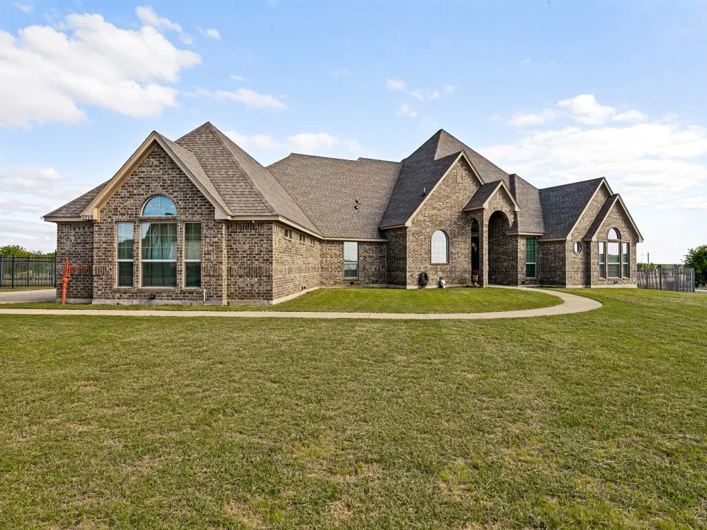 Single Family Residence For Sale in Tarrant County , 5713 Fogata Lane, Fort Worth, Texas 76036, 4 Bedroom, 3 Bathroom, 3 Garage spaces, 2,529 Sqft, built in 2016, mls#21298145, Real Estate Agent in Fort Worth, Homes For Sale in Tarrant county, Homes For Sale in Fort Worth, Realtor in Fort Worth Texas, Real Estate Brokerage Independent Realty Texas, Luminita Cordes Realtor
