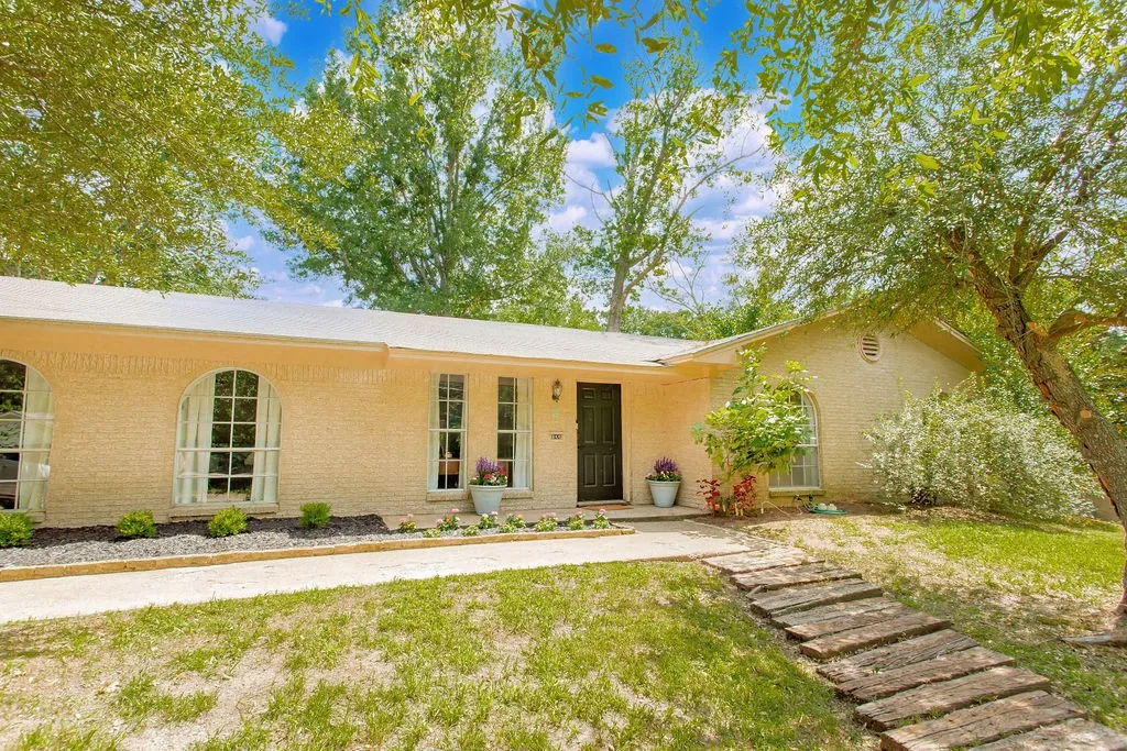 Single Family Residence For Sale in Van Zandt County , 855 Avenue A, Canton, Texas 75103, 3 Bedroom, 2 Bathroom, 2 Garage spaces, 2,256 Sqft, built in 1969, mls#21298193, Real Estate Agent in Canton, Homes For Sale in Van Zandt county, Homes For Sale in Canton, Realtor in Canton Texas, Real Estate Brokerage Independent Realty Texas, Luminita Cordes Realtor