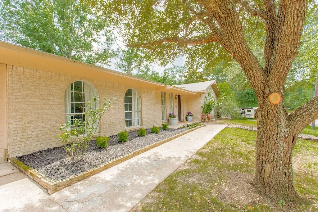 Single Family Residence For Sale in Van Zandt County , 855 Avenue A, Canton, Texas 75103, 3 Bedroom, 2 Bathroom, 2 Garage spaces, 2,256 Sqft, built in 1969, mls#21298193, Real Estate Agent in Canton, Homes For Sale in Van Zandt county, Homes For Sale in Canton, Realtor in Canton Texas, Real Estate Brokerage Independent Realty Texas, Luminita Cordes Realtor