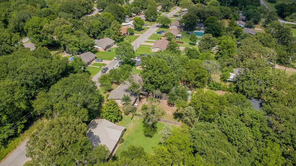 Single Family Residence For Sale in Van Zandt County , 855 Avenue A, Canton, Texas 75103, 3 Bedroom, 2 Bathroom, 2 Garage spaces, 2,256 Sqft, built in 1969, mls#21298193, Real Estate Agent in Canton, Homes For Sale in Van Zandt county, Homes For Sale in Canton, Realtor in Canton Texas, Real Estate Brokerage Independent Realty Texas, Luminita Cordes Realtor