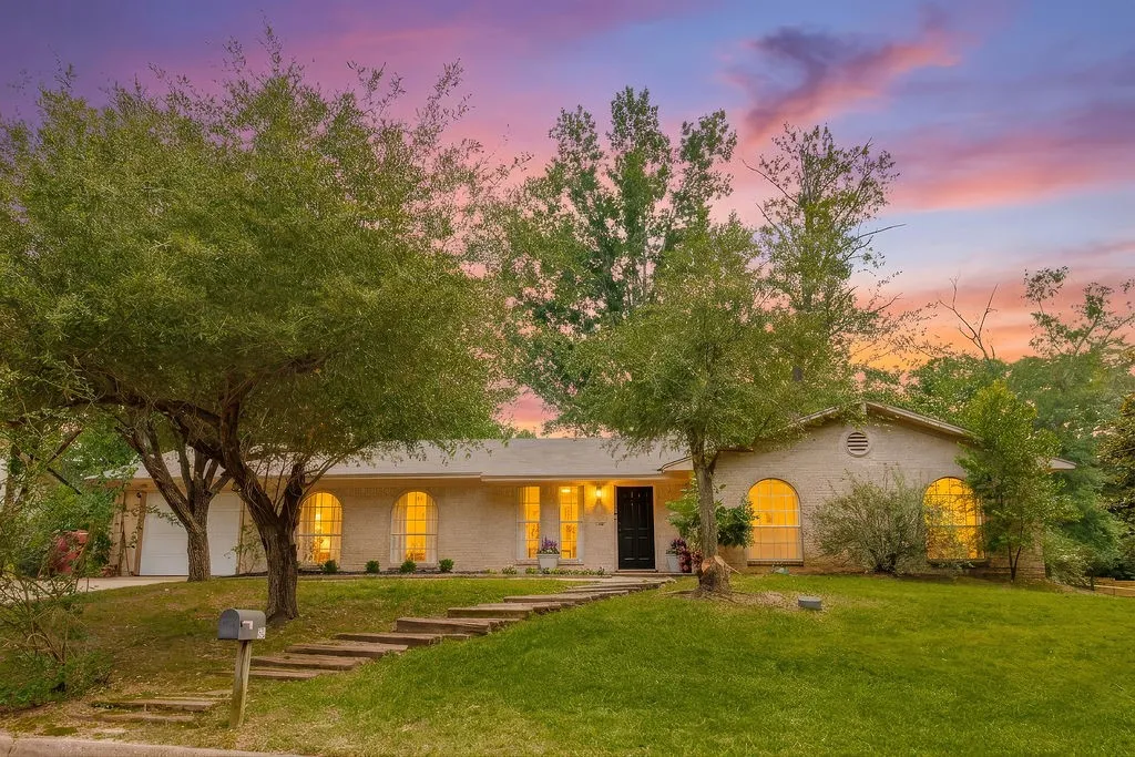 Single Family Residence For Sale in Van Zandt County , 855 Avenue A, Canton, Texas 75103, 3 Bedroom, 2 Bathroom, 2 Garage spaces, 2,256 Sqft, built in 1969, mls#21298193, Real Estate Agent in Canton, Homes For Sale in Van Zandt county, Homes For Sale in Canton, Realtor in Canton Texas, Real Estate Brokerage Independent Realty Texas, Luminita Cordes Realtor
