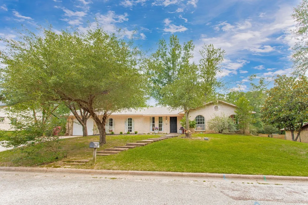 Single Family Residence For Sale in Van Zandt County , 855 Avenue A, Canton, Texas 75103, 3 Bedroom, 2 Bathroom, 2 Garage spaces, 2,256 Sqft, built in 1969, mls#21298193, Real Estate Agent in Canton, Homes For Sale in Van Zandt county, Homes For Sale in Canton, Realtor in Canton Texas, Real Estate Brokerage Independent Realty Texas, Luminita Cordes Realtor