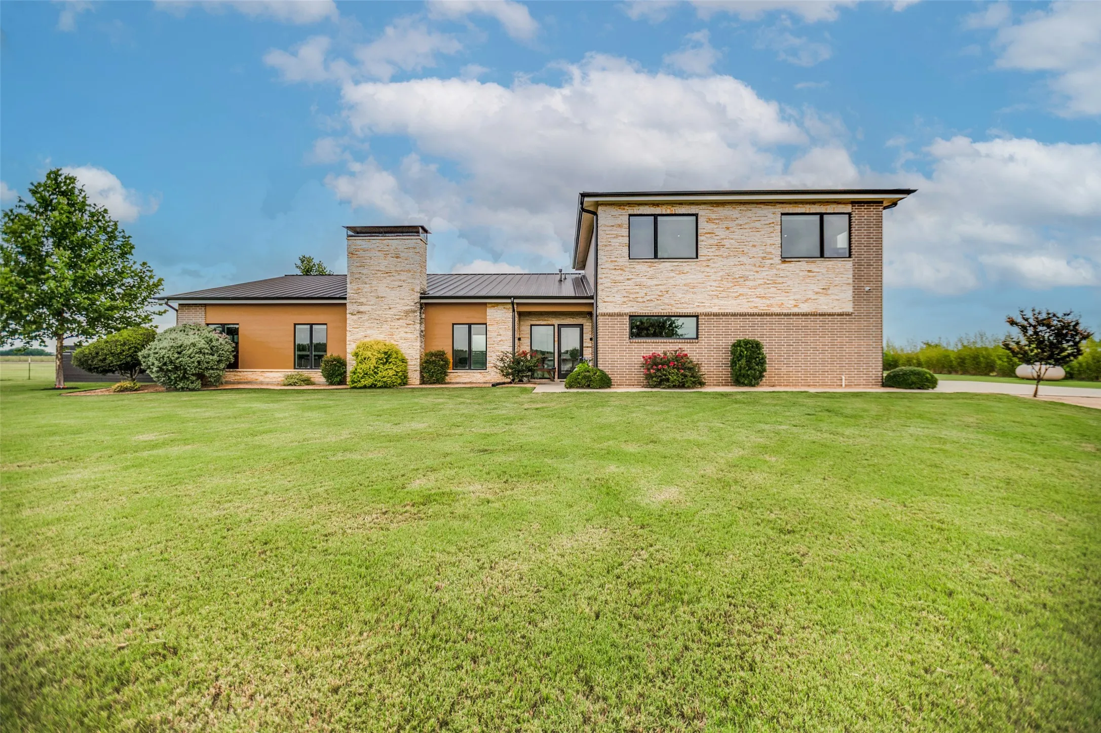 Single Family Residence For Sale in Ellis County , 3221 Wilson Road, Palmer, Texas 75152, 3 Bedroom, 3 Bathroom, 2 Garage spaces, 2,808 Sqft, built in 2018, mls#21288807, Real Estate Agent in Palmer, Homes For Sale in Ellis county, Homes For Sale in Palmer, Realtor in Palmer Texas, Real Estate Brokerage Independent Realty Texas, Luminita Cordes Realtor