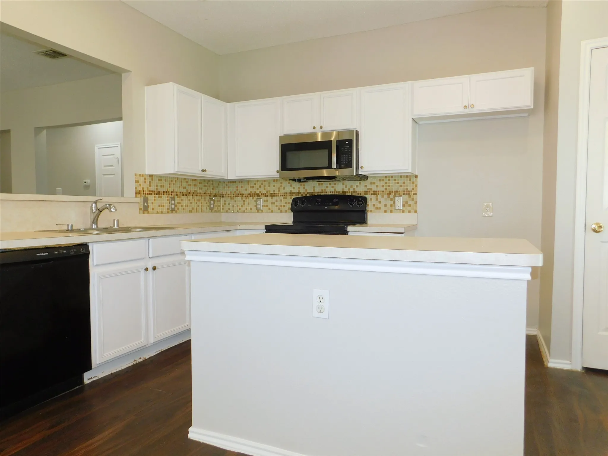 Single Family Residence For Rent in Denton County , 1648 Crown Point Drive, Little Elm, Texas 75036, 4 Bedroom, 2 Bathroom, 2 Garage spaces, 1,873 Sqft, built in 2004, mls#21296301, Real Estate Agent in Little Elm, Homes For Rent in Denton county, Homes For Rent in Little Elm, Realtor in Little Elm Texas, Real Estate Brokerage Independent Realty Texas, Luminita Cordes Realtor