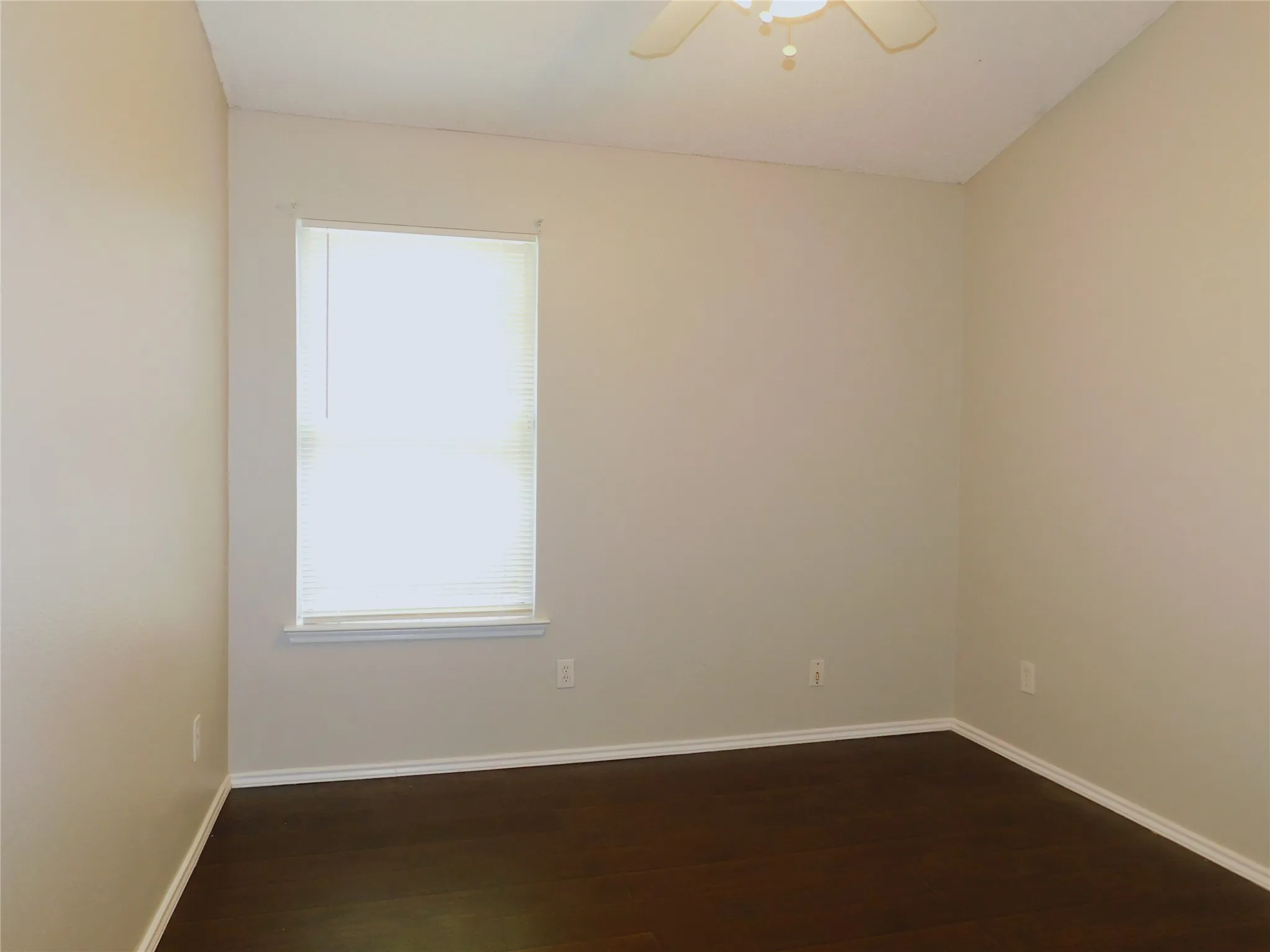 Single Family Residence For Rent in Denton County , 1648 Crown Point Drive, Little Elm, Texas 75036, 4 Bedroom, 2 Bathroom, 2 Garage spaces, 1,873 Sqft, built in 2004, mls#21296301, Real Estate Agent in Little Elm, Homes For Rent in Denton county, Homes For Rent in Little Elm, Realtor in Little Elm Texas, Real Estate Brokerage Independent Realty Texas, Luminita Cordes Realtor