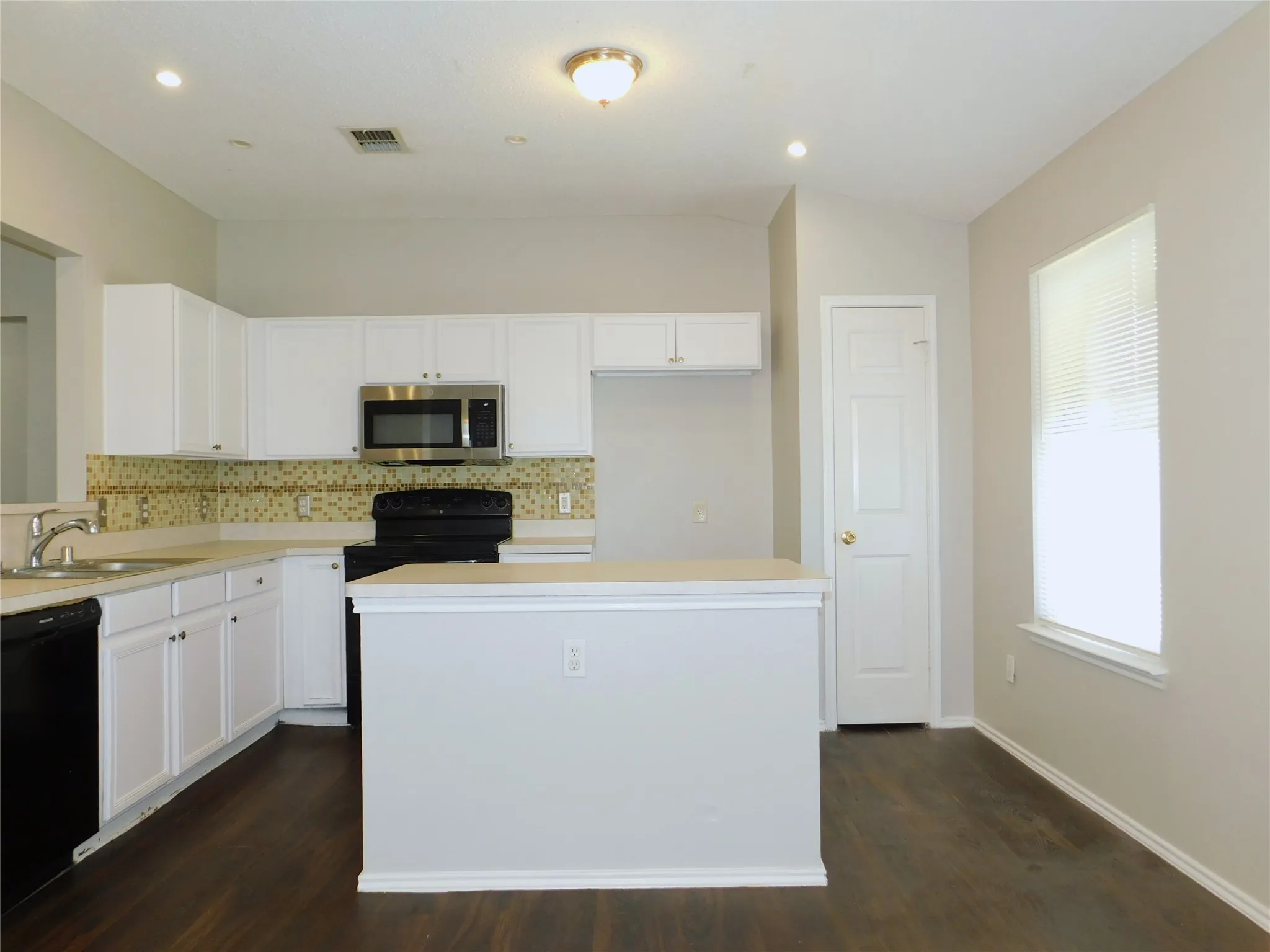 Single Family Residence For Rent in Denton County , 1648 Crown Point Drive, Little Elm, Texas 75036, 4 Bedroom, 2 Bathroom, 2 Garage spaces, 1,873 Sqft, built in 2004, mls#21296301, Real Estate Agent in Little Elm, Homes For Rent in Denton county, Homes For Rent in Little Elm, Realtor in Little Elm Texas, Real Estate Brokerage Independent Realty Texas, Luminita Cordes Realtor