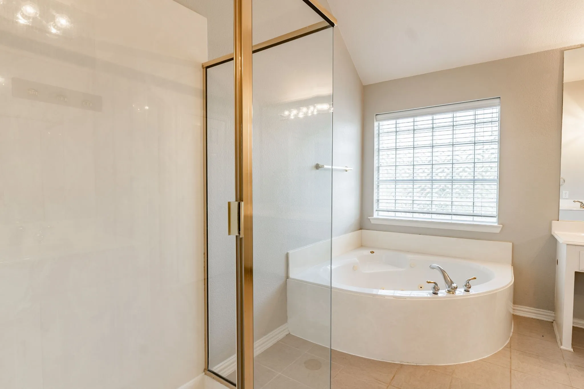 Single Family Residence For Rent in Dallas County , 1100 Cedar Valley Drive, Irving, Texas 75063, 4 Bedroom, 3 Bathroom, 2 Garage spaces, 3,168 Sqft, built in 2004, mls#21298169, Real Estate Agent in Irving, Homes For Rent in Dallas county, Homes For Rent in Irving, Realtor in Irving Texas, Real Estate Brokerage Independent Realty Texas, Luminita Cordes Realtor