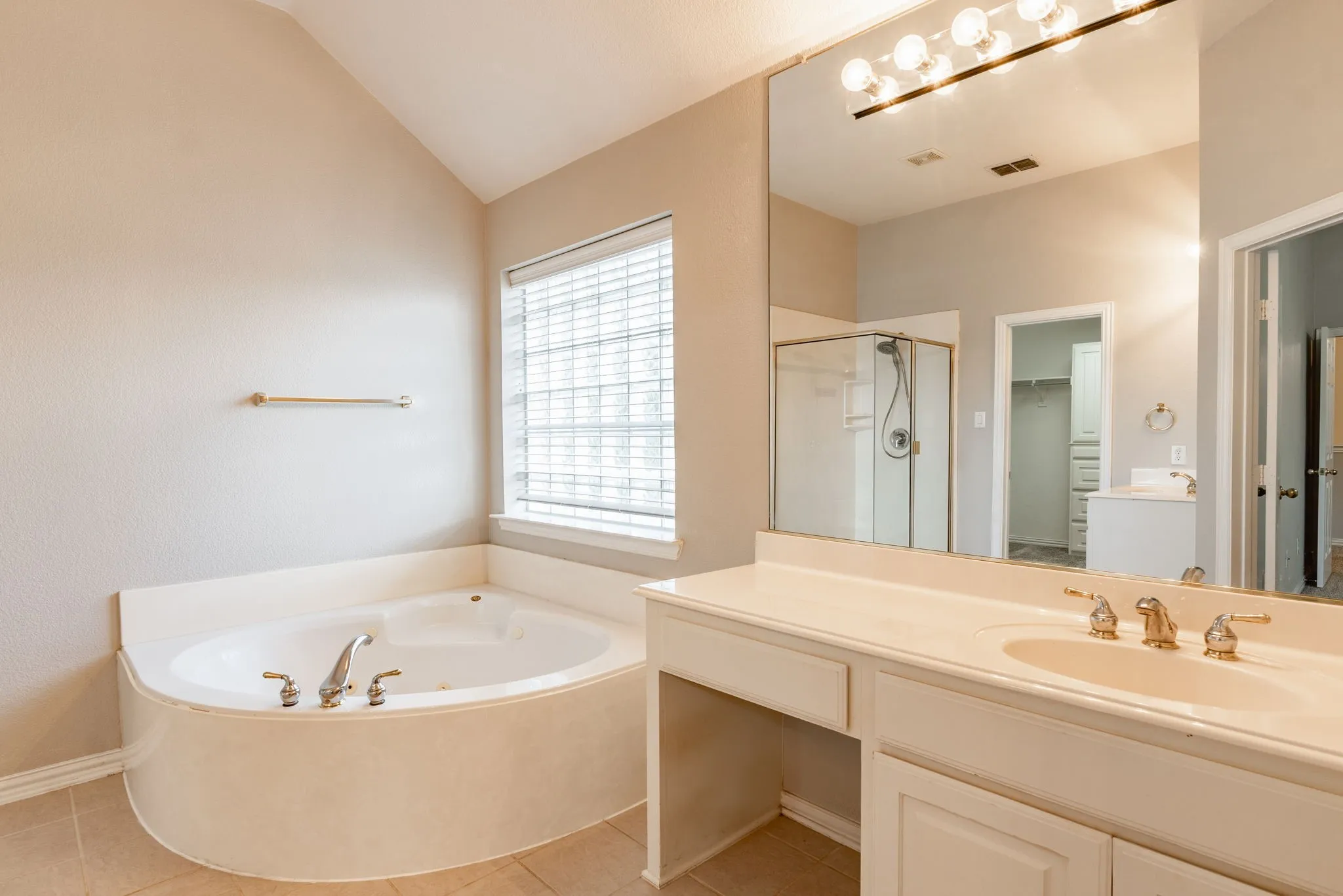 Single Family Residence For Rent in Dallas County , 1100 Cedar Valley Drive, Irving, Texas 75063, 4 Bedroom, 3 Bathroom, 2 Garage spaces, 3,168 Sqft, built in 2004, mls#21298169, Real Estate Agent in Irving, Homes For Rent in Dallas county, Homes For Rent in Irving, Realtor in Irving Texas, Real Estate Brokerage Independent Realty Texas, Luminita Cordes Realtor