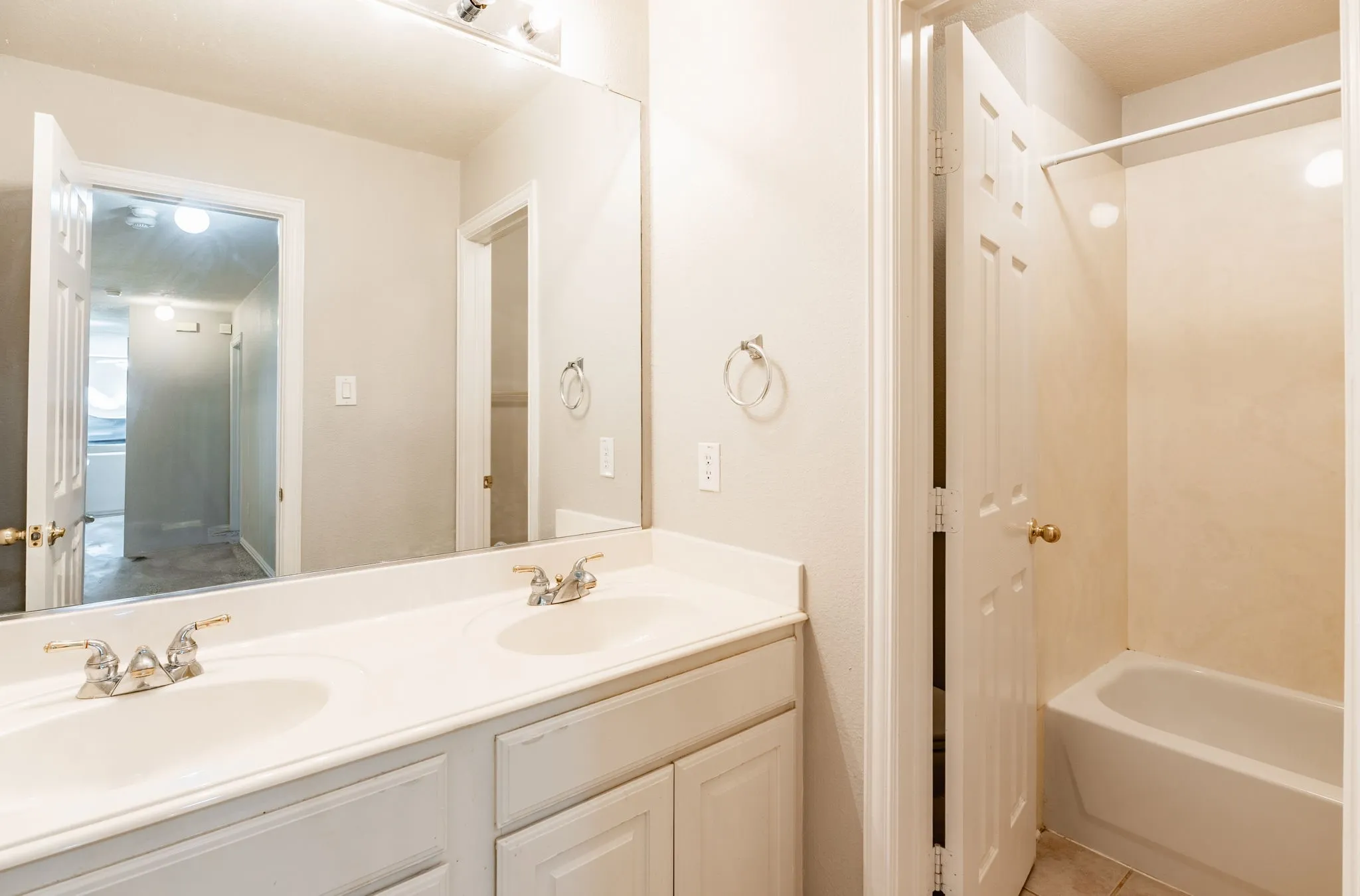 Single Family Residence For Rent in Dallas County , 1100 Cedar Valley Drive, Irving, Texas 75063, 4 Bedroom, 3 Bathroom, 2 Garage spaces, 3,168 Sqft, built in 2004, mls#21298169, Real Estate Agent in Irving, Homes For Rent in Dallas county, Homes For Rent in Irving, Realtor in Irving Texas, Real Estate Brokerage Independent Realty Texas, Luminita Cordes Realtor