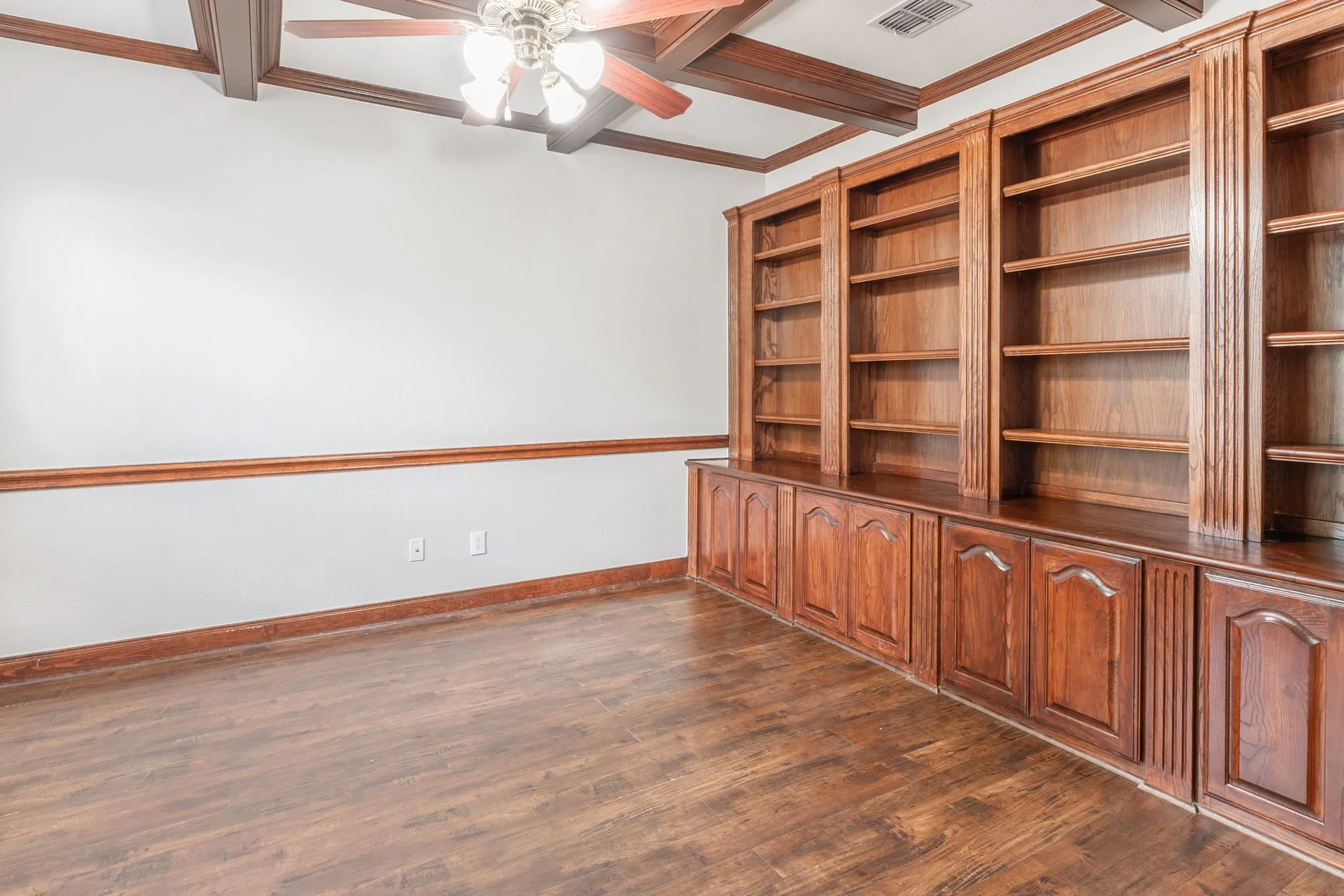 Single Family Residence For Rent in Dallas County , 1100 Cedar Valley Drive, Irving, Texas 75063, 4 Bedroom, 3 Bathroom, 2 Garage spaces, 3,168 Sqft, built in 2004, mls#21298169, Real Estate Agent in Irving, Homes For Rent in Dallas county, Homes For Rent in Irving, Realtor in Irving Texas, Real Estate Brokerage Independent Realty Texas, Luminita Cordes Realtor