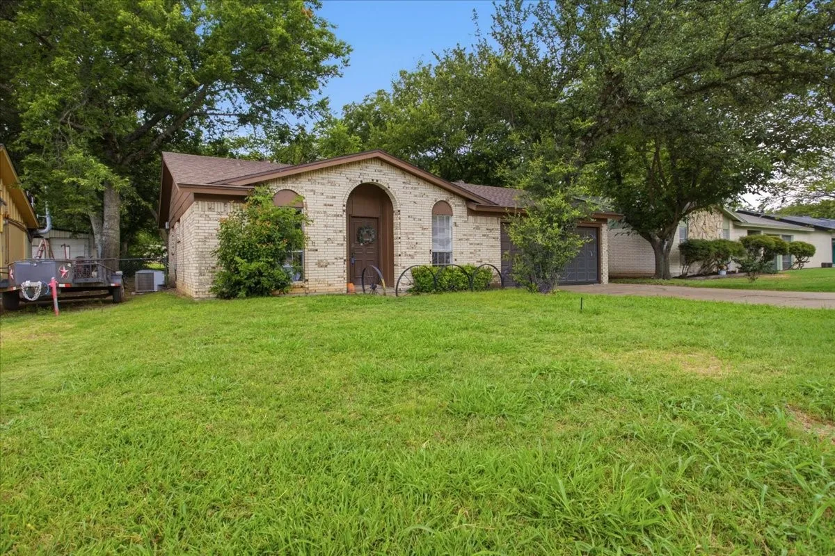 Single Family Residence For Sale in Johnson County , 701 N Douglas Avenue, Cleburne, Texas 76033, 3 Bedroom, 2 Bathroom, 2 Garage spaces, 1,138 Sqft, built in 1970, mls#21296535, Real Estate Agent in Cleburne, Homes For Sale in Johnson county, Homes For Sale in Cleburne, Realtor in Cleburne Texas, Real Estate Brokerage Independent Realty Texas, Luminita Cordes Realtor
