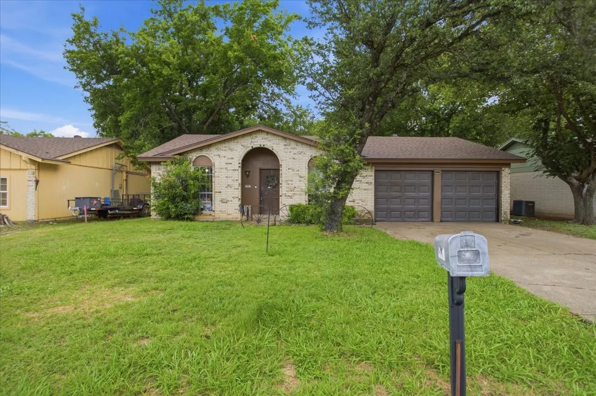 Single Family Residence For Sale in Johnson County , 701 N Douglas Avenue, Cleburne, Texas 76033, 3 Bedroom, 2 Bathroom, 2 Garage spaces, 1,138 Sqft, built in 1970, mls#21296535, Real Estate Agent in Cleburne, Homes For Sale in Johnson county, Homes For Sale in Cleburne, Realtor in Cleburne Texas, Real Estate Brokerage Independent Realty Texas, Luminita Cordes Realtor