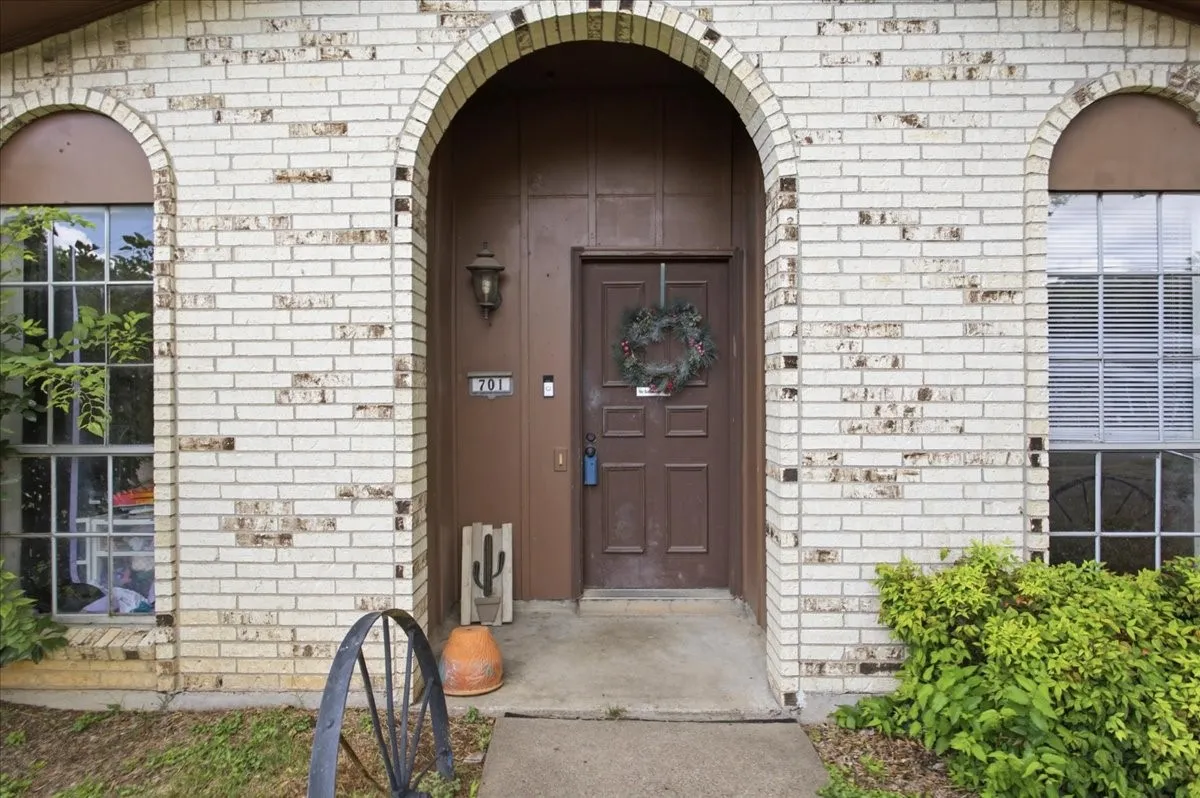 Single Family Residence For Sale in Johnson County , 701 N Douglas Avenue, Cleburne, Texas 76033, 3 Bedroom, 2 Bathroom, 2 Garage spaces, 1,138 Sqft, built in 1970, mls#21296535, Real Estate Agent in Cleburne, Homes For Sale in Johnson county, Homes For Sale in Cleburne, Realtor in Cleburne Texas, Real Estate Brokerage Independent Realty Texas, Luminita Cordes Realtor