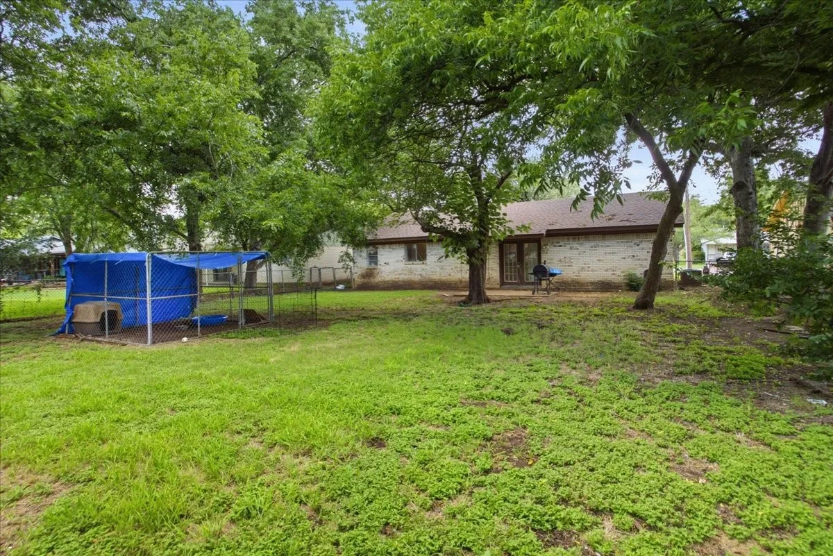 Single Family Residence For Sale in Johnson County , 701 N Douglas Avenue, Cleburne, Texas 76033, 3 Bedroom, 2 Bathroom, 2 Garage spaces, 1,138 Sqft, built in 1970, mls#21296535, Real Estate Agent in Cleburne, Homes For Sale in Johnson county, Homes For Sale in Cleburne, Realtor in Cleburne Texas, Real Estate Brokerage Independent Realty Texas, Luminita Cordes Realtor