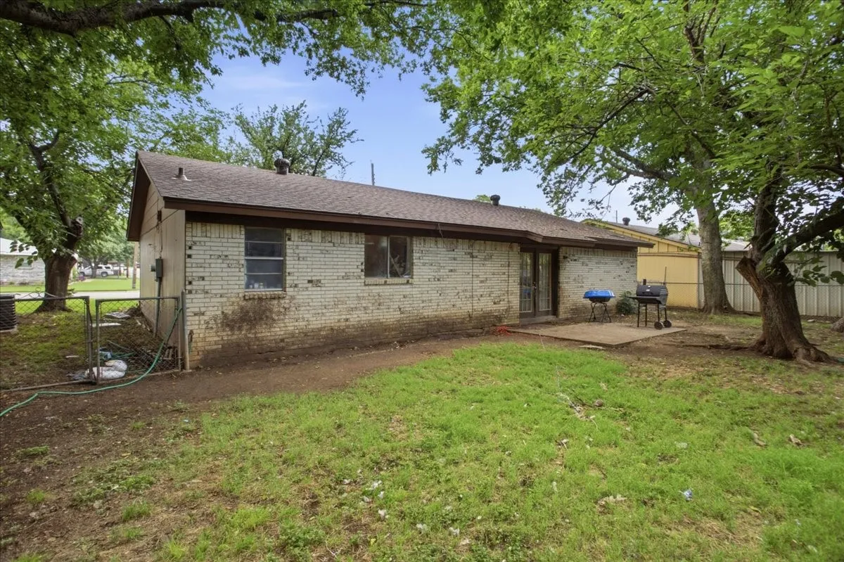 Single Family Residence For Sale in Johnson County , 701 N Douglas Avenue, Cleburne, Texas 76033, 3 Bedroom, 2 Bathroom, 2 Garage spaces, 1,138 Sqft, built in 1970, mls#21296535, Real Estate Agent in Cleburne, Homes For Sale in Johnson county, Homes For Sale in Cleburne, Realtor in Cleburne Texas, Real Estate Brokerage Independent Realty Texas, Luminita Cordes Realtor