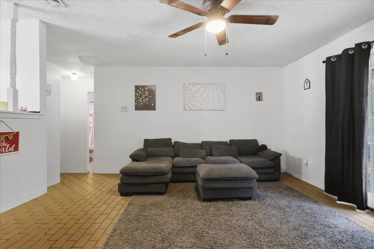 Single Family Residence For Sale in Johnson County , 701 N Douglas Avenue, Cleburne, Texas 76033, 3 Bedroom, 2 Bathroom, 2 Garage spaces, 1,138 Sqft, built in 1970, mls#21296535, Real Estate Agent in Cleburne, Homes For Sale in Johnson county, Homes For Sale in Cleburne, Realtor in Cleburne Texas, Real Estate Brokerage Independent Realty Texas, Luminita Cordes Realtor