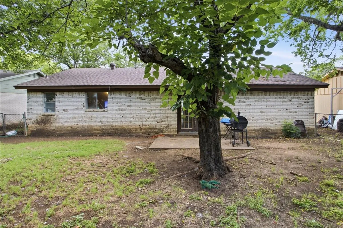 Single Family Residence For Sale in Johnson County , 701 N Douglas Avenue, Cleburne, Texas 76033, 3 Bedroom, 2 Bathroom, 2 Garage spaces, 1,138 Sqft, built in 1970, mls#21296535, Real Estate Agent in Cleburne, Homes For Sale in Johnson county, Homes For Sale in Cleburne, Realtor in Cleburne Texas, Real Estate Brokerage Independent Realty Texas, Luminita Cordes Realtor