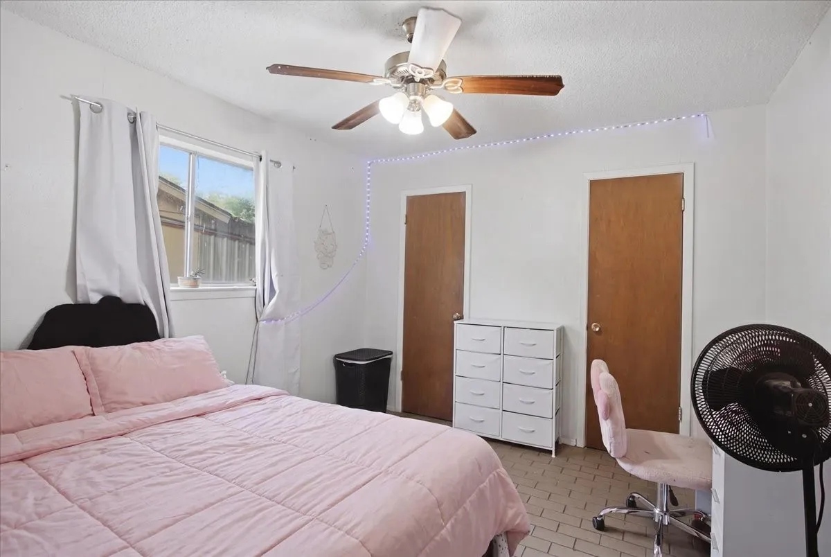 Single Family Residence For Sale in Johnson County , 701 N Douglas Avenue, Cleburne, Texas 76033, 3 Bedroom, 2 Bathroom, 2 Garage spaces, 1,138 Sqft, built in 1970, mls#21296535, Real Estate Agent in Cleburne, Homes For Sale in Johnson county, Homes For Sale in Cleburne, Realtor in Cleburne Texas, Real Estate Brokerage Independent Realty Texas, Luminita Cordes Realtor