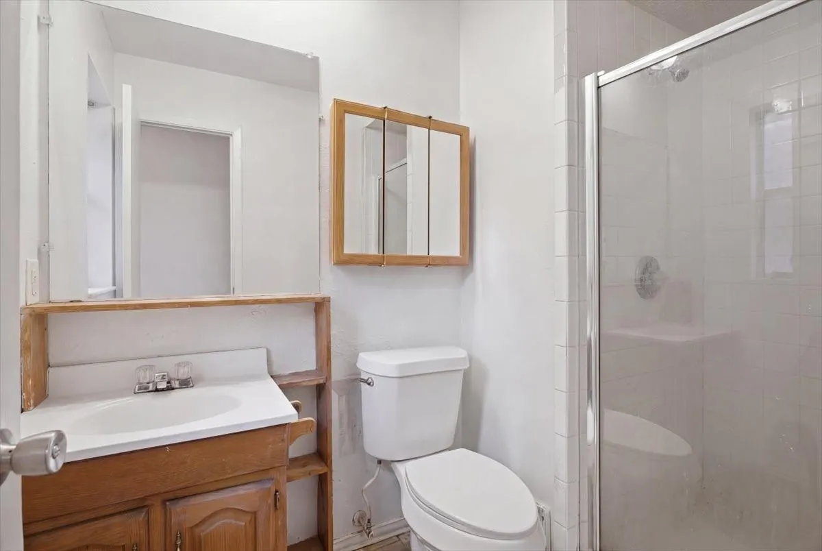 Single Family Residence For Sale in Johnson County , 701 N Douglas Avenue, Cleburne, Texas 76033, 3 Bedroom, 2 Bathroom, 2 Garage spaces, 1,138 Sqft, built in 1970, mls#21296535, Real Estate Agent in Cleburne, Homes For Sale in Johnson county, Homes For Sale in Cleburne, Realtor in Cleburne Texas, Real Estate Brokerage Independent Realty Texas, Luminita Cordes Realtor