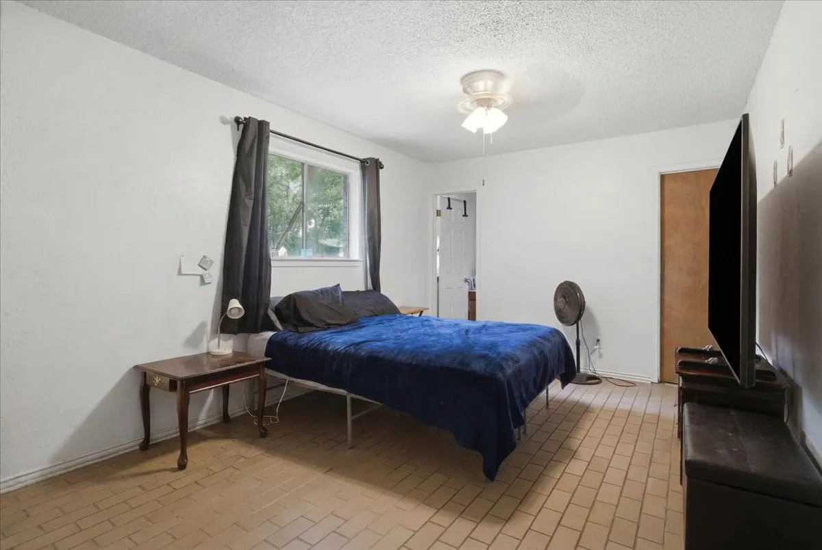 Single Family Residence For Sale in Johnson County , 701 N Douglas Avenue, Cleburne, Texas 76033, 3 Bedroom, 2 Bathroom, 2 Garage spaces, 1,138 Sqft, built in 1970, mls#21296535, Real Estate Agent in Cleburne, Homes For Sale in Johnson county, Homes For Sale in Cleburne, Realtor in Cleburne Texas, Real Estate Brokerage Independent Realty Texas, Luminita Cordes Realtor