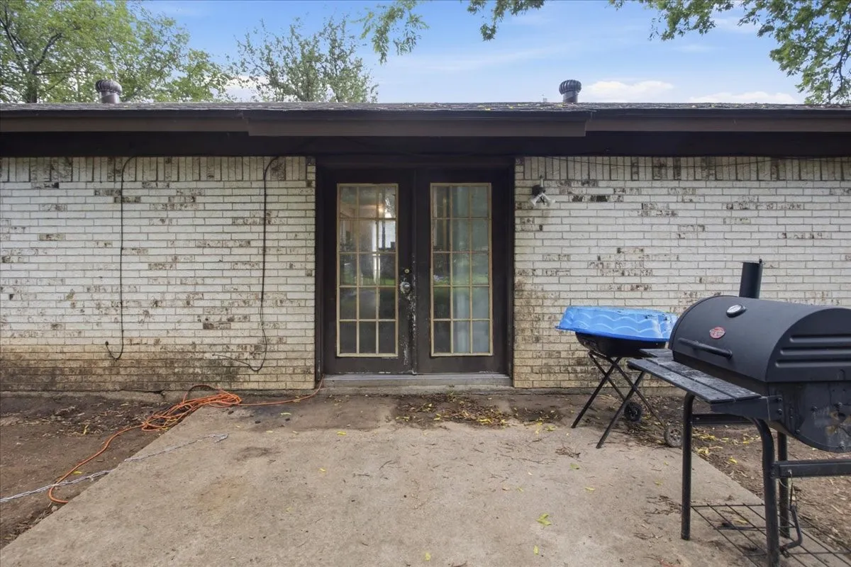 Single Family Residence For Sale in Johnson County , 701 N Douglas Avenue, Cleburne, Texas 76033, 3 Bedroom, 2 Bathroom, 2 Garage spaces, 1,138 Sqft, built in 1970, mls#21296535, Real Estate Agent in Cleburne, Homes For Sale in Johnson county, Homes For Sale in Cleburne, Realtor in Cleburne Texas, Real Estate Brokerage Independent Realty Texas, Luminita Cordes Realtor