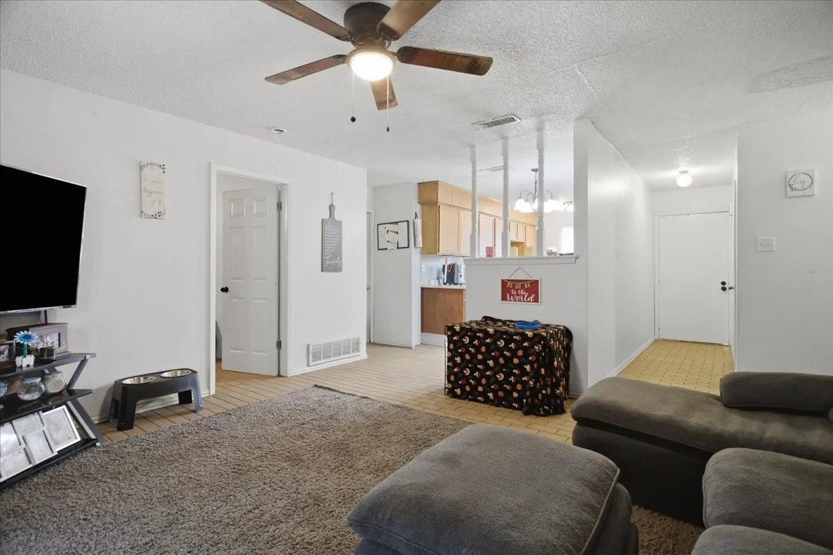 Single Family Residence For Sale in Johnson County , 701 N Douglas Avenue, Cleburne, Texas 76033, 3 Bedroom, 2 Bathroom, 2 Garage spaces, 1,138 Sqft, built in 1970, mls#21296535, Real Estate Agent in Cleburne, Homes For Sale in Johnson county, Homes For Sale in Cleburne, Realtor in Cleburne Texas, Real Estate Brokerage Independent Realty Texas, Luminita Cordes Realtor