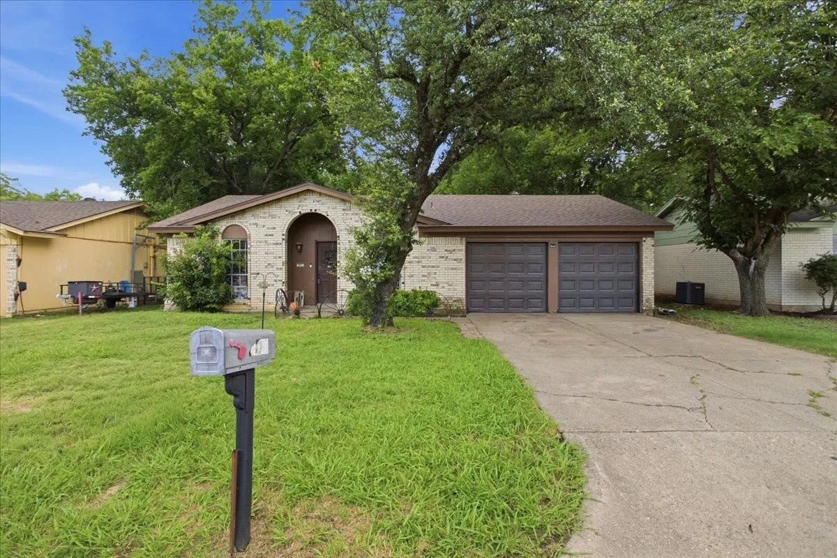 Single Family Residence For Sale in Johnson County , 701 N Douglas Avenue, Cleburne, Texas 76033, 3 Bedroom, 2 Bathroom, 2 Garage spaces, 1,138 Sqft, built in 1970, mls#21296535, Real Estate Agent in Cleburne, Homes For Sale in Johnson county, Homes For Sale in Cleburne, Realtor in Cleburne Texas, Real Estate Brokerage Independent Realty Texas, Luminita Cordes Realtor