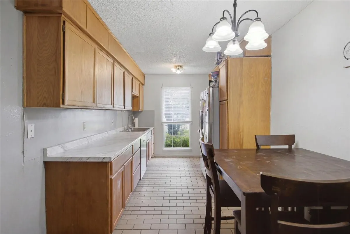 Single Family Residence For Sale in Johnson County , 701 N Douglas Avenue, Cleburne, Texas 76033, 3 Bedroom, 2 Bathroom, 2 Garage spaces, 1,138 Sqft, built in 1970, mls#21296535, Real Estate Agent in Cleburne, Homes For Sale in Johnson county, Homes For Sale in Cleburne, Realtor in Cleburne Texas, Real Estate Brokerage Independent Realty Texas, Luminita Cordes Realtor