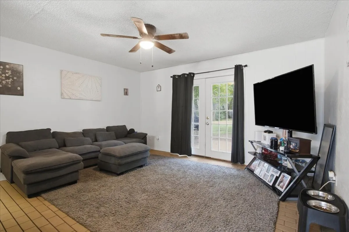 Single Family Residence For Sale in Johnson County , 701 N Douglas Avenue, Cleburne, Texas 76033, 3 Bedroom, 2 Bathroom, 2 Garage spaces, 1,138 Sqft, built in 1970, mls#21296535, Real Estate Agent in Cleburne, Homes For Sale in Johnson county, Homes For Sale in Cleburne, Realtor in Cleburne Texas, Real Estate Brokerage Independent Realty Texas, Luminita Cordes Realtor